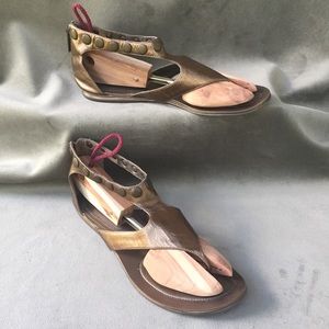 Kenneth Cole REACTION  Gladiator Flip Flop Sandals